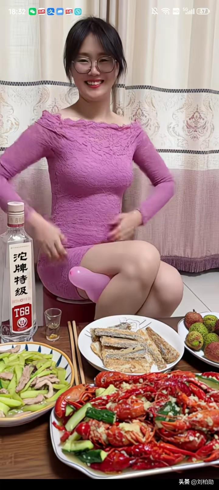 这般温婉体贴的贤妻，日常三餐皆小酌半斤美酒，试问谁人能不心生欢喜。她性情随和豁达