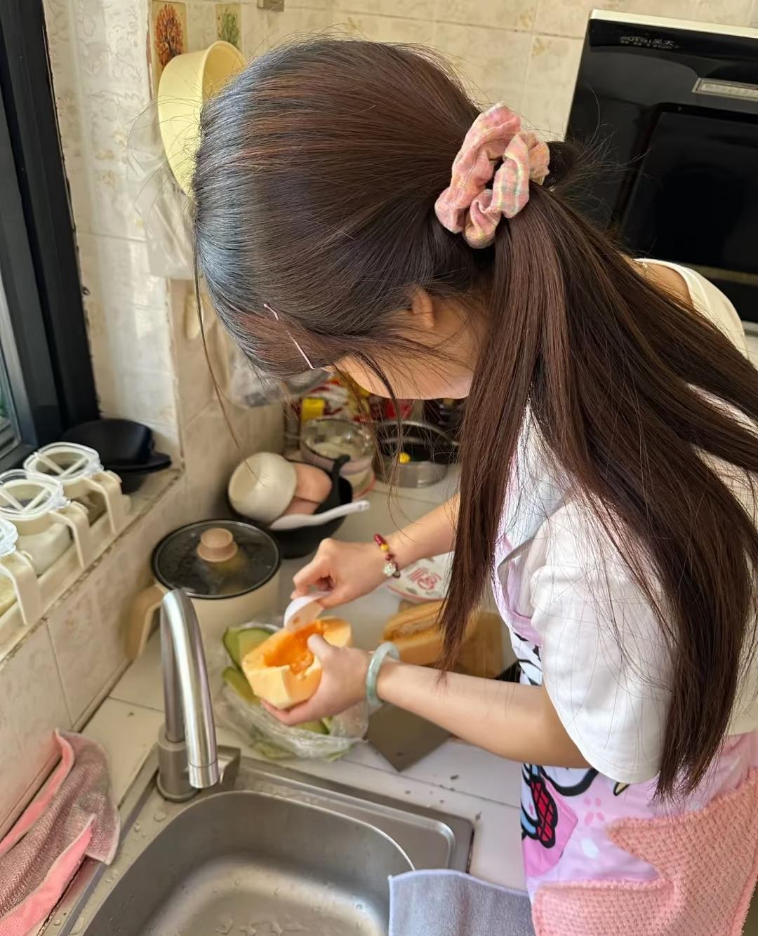 3我堂妹结婚不到一个月就离了，原因说出来都让人觉得不至于，就是做饭的事。

我堂