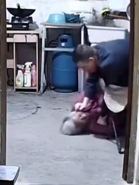 监控里的画面看得人牙痒痒！男子对着93岁老母亲多次扇耳光、拽头发、摁在地上打，老