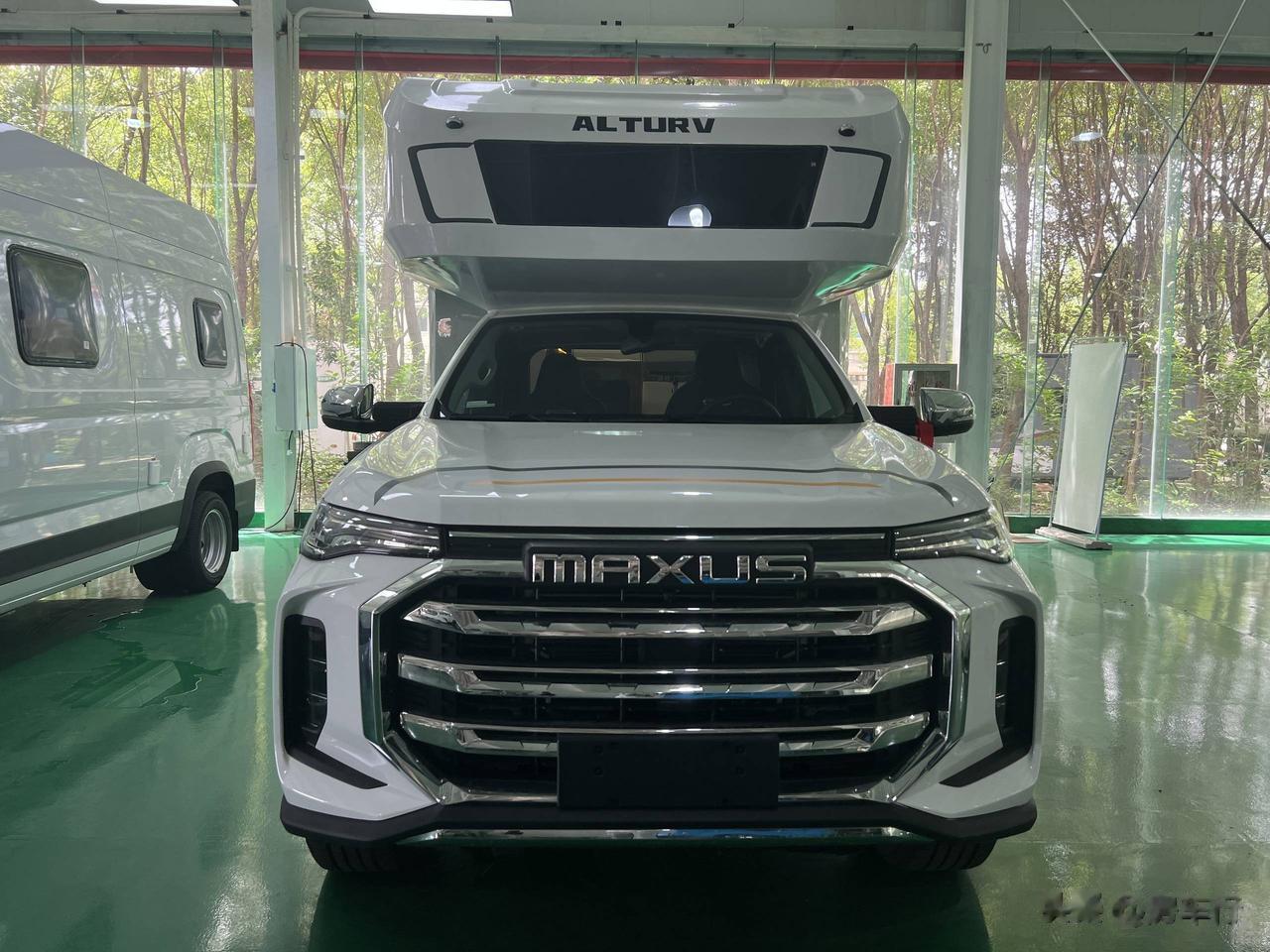 四驱高配皮卡房车—爱旅途T90，底盘基于上汽大通T90打造，驾驶舒适性很高，外部