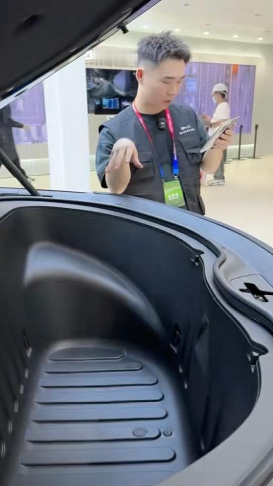 比亚迪大唐 EV 的前备厢曝光，252L容积。两种开启方式：1、敲敲；2、手机控