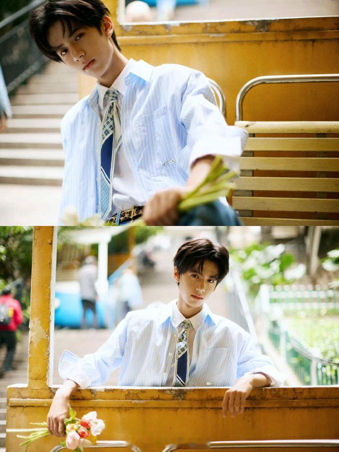 林子烨重庆拍出发图临时借洗手间 林子烨真的太有10后小孩哥那股松弛劲儿了！重庆拍