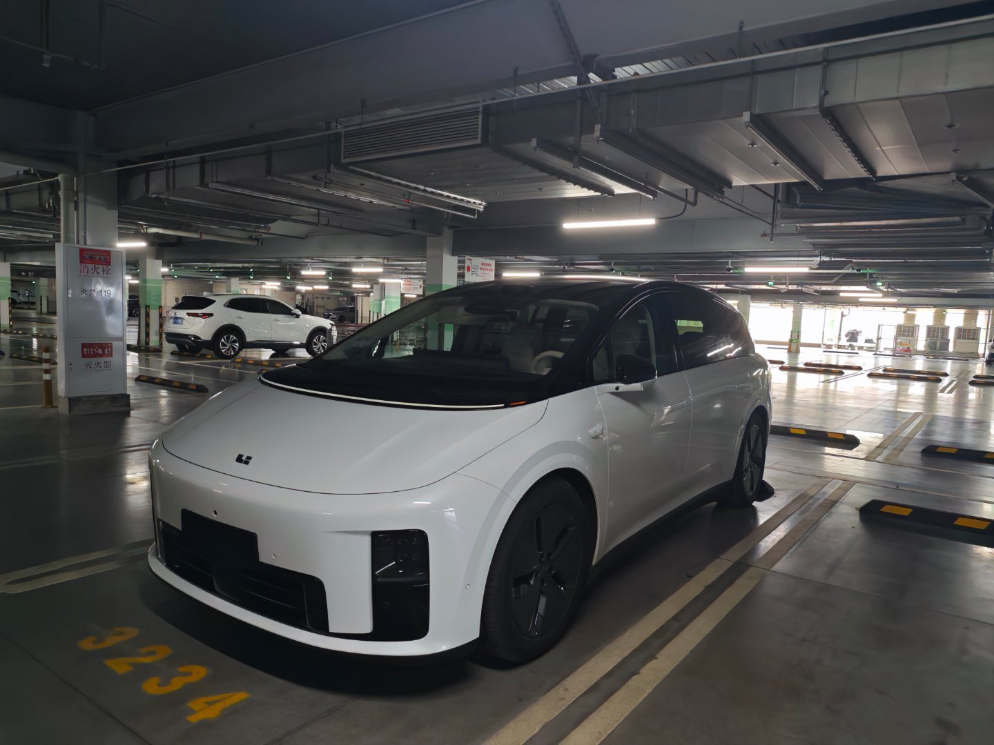 理想i8试驾试乘感受：我2个儿子坐过多款电车，直观感受就是晕，再也不想做坐了。运