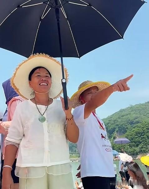 全红婵爸妈码头打卡，沉浸式感受开海盛景。
福建开海啦！码头一下子热闹起来，不少游