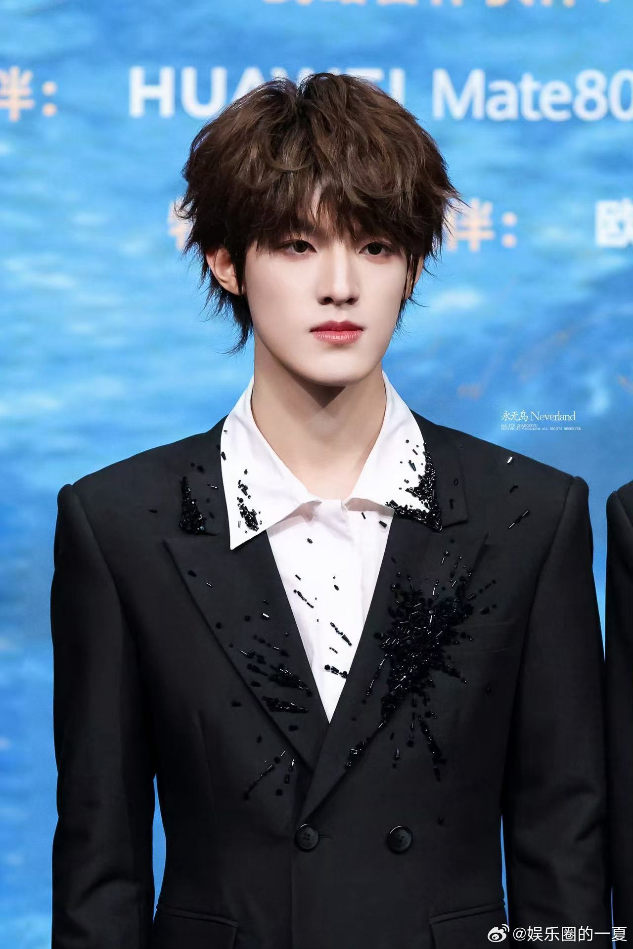 张泽禹完全是小王子 谁懂张泽禹卷毛的杀伤力，直拍里的眼神干净透亮，自带童话小王子