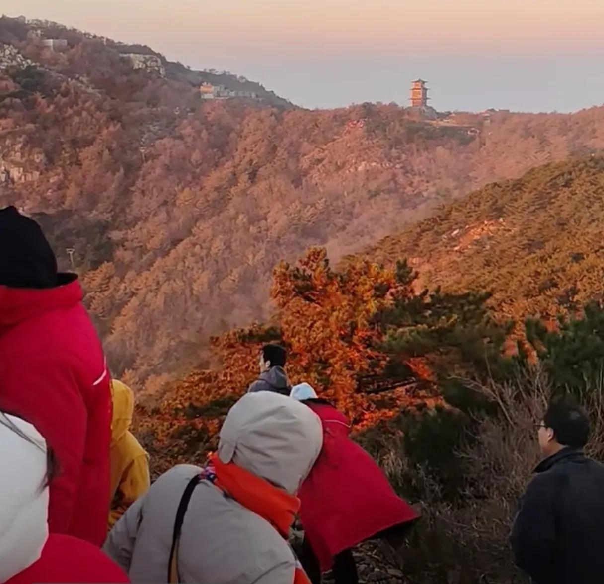 不一样的风景，不一样的感受。朝霞映衬的玉皇顶，带来一股蓬勃之气；雨后云雾缭绕，平