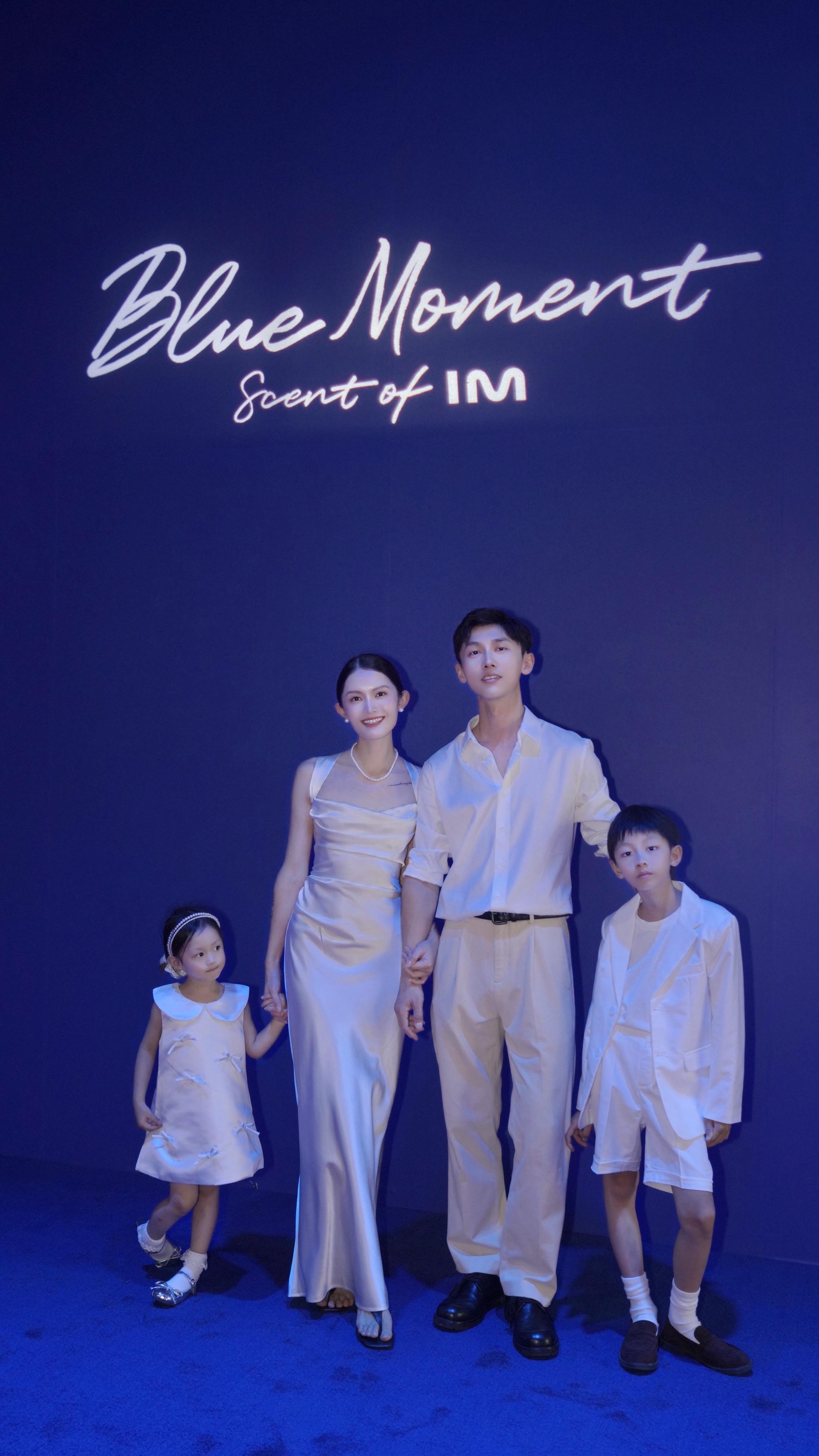 一家四口在发布会现场拍到了人生照片！！一儿一女