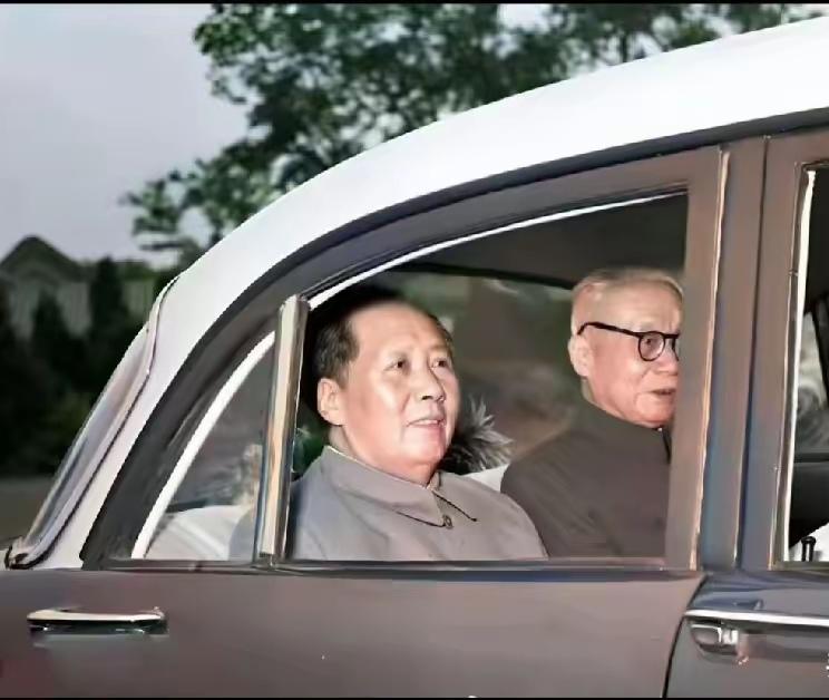 第一次看到毛主席坐轿车的情景，那么公开，那么透明。人民领袖在自己国土上行走，就是