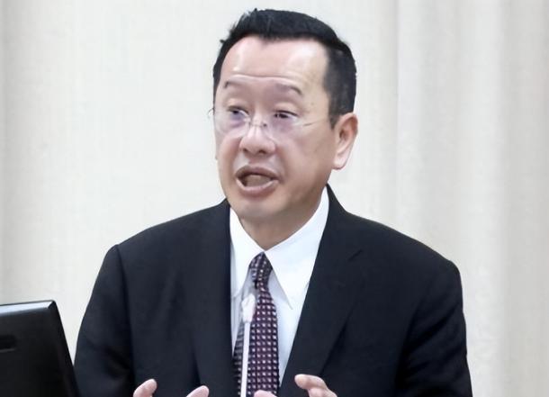 如果连自己人都说“守不住”，那这场“撑到底”的戏，还演给谁看？

2025年11