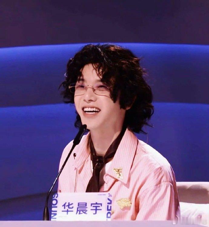 华晨宇卷毛小羊声鸣远扬直播声鸣远扬直播里的华晨宇，卷毛造型软萌又帅气 