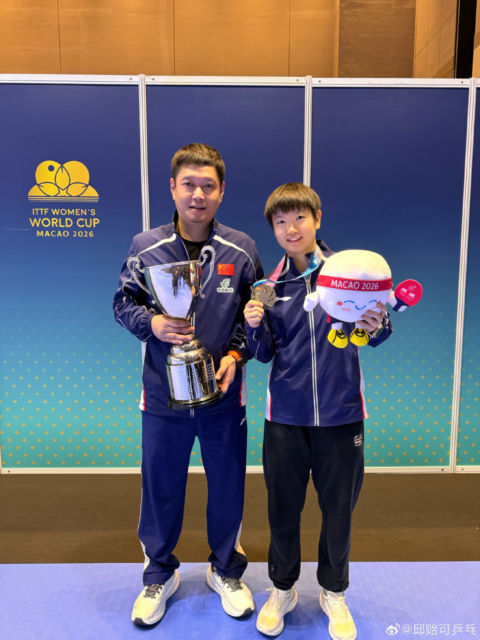 #邱贻可发与孙颖莎合影##邱贻可恭喜莎莎三连冠# 发博：世界杯圆满收官！昨晚的澳