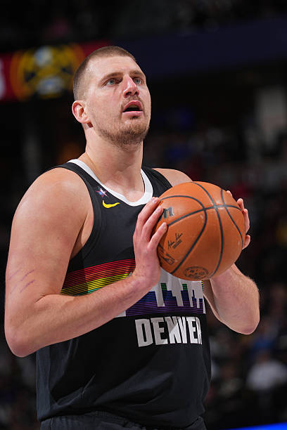 约基奇时隔一个月后复出强势依旧，掘金轻松战胜快船。 