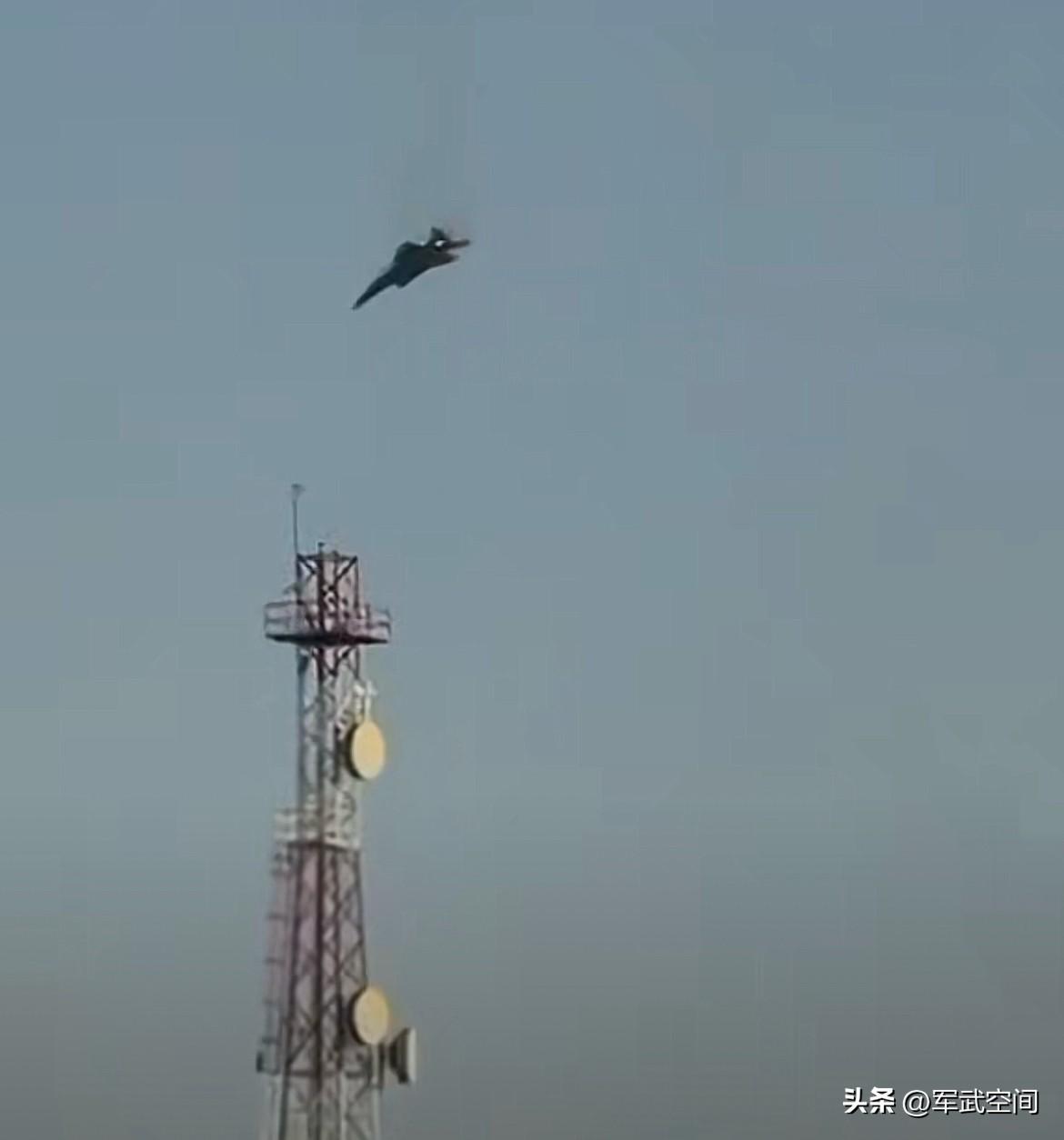 突发！美军多架F-15战机被击落。
3月2日，一架美军F-15战机在对伊朗进行越