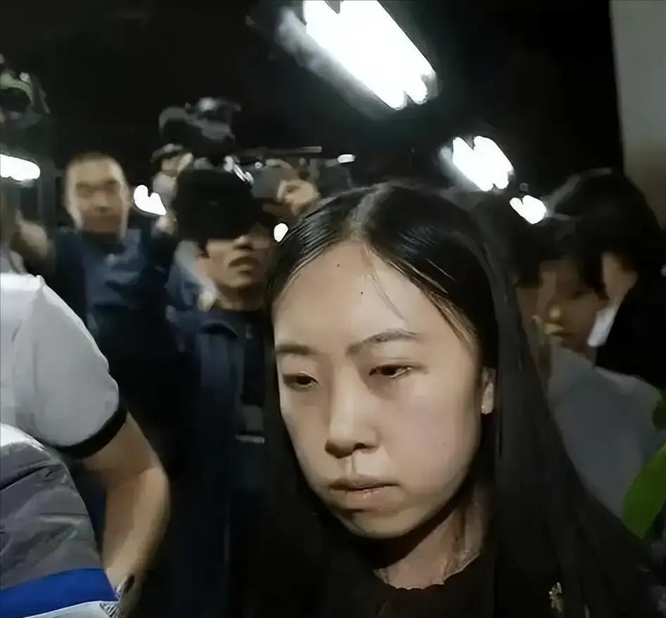 杨丽娟追刘德华追到家破人亡，父亲跳海遗书骂刘德华冷漠。
1994年她16岁迷上刘