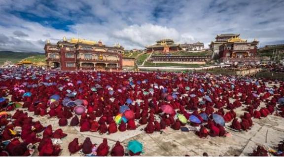 中国最大的尼姑庵——亚青寺，有2万多名女性在此苦修，这里有一个死规定：天黑之后，