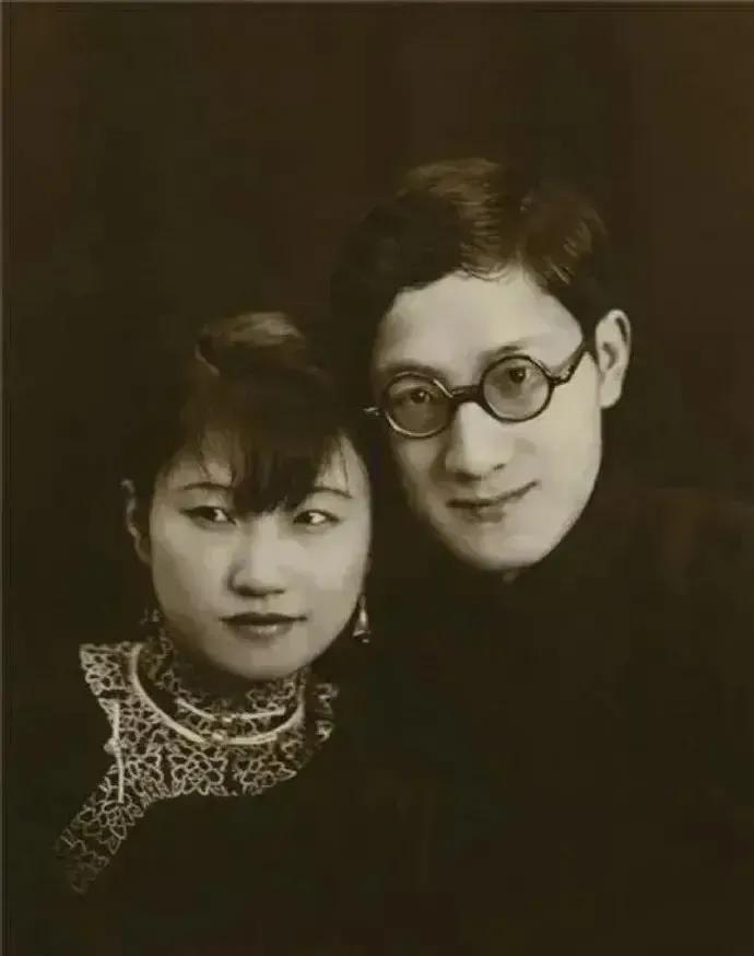 1931年的冬夜，北平的风卷着雪粒子打在脸上生疼，徐志摩被朋友半推半搡进了城南那