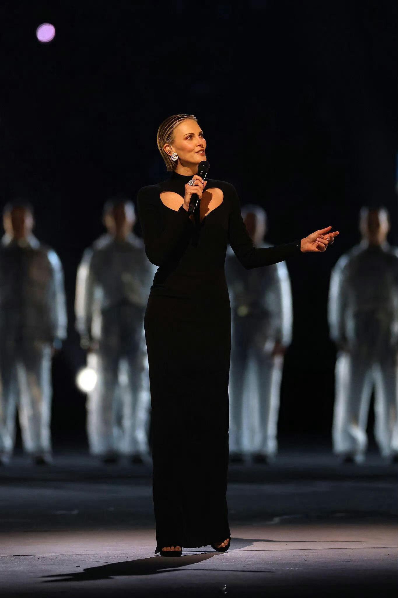 奥斯卡影后查理兹·塞隆以联合国和平大使的身份亮相米兰冬奥会开幕式演讲。沉稳大气美