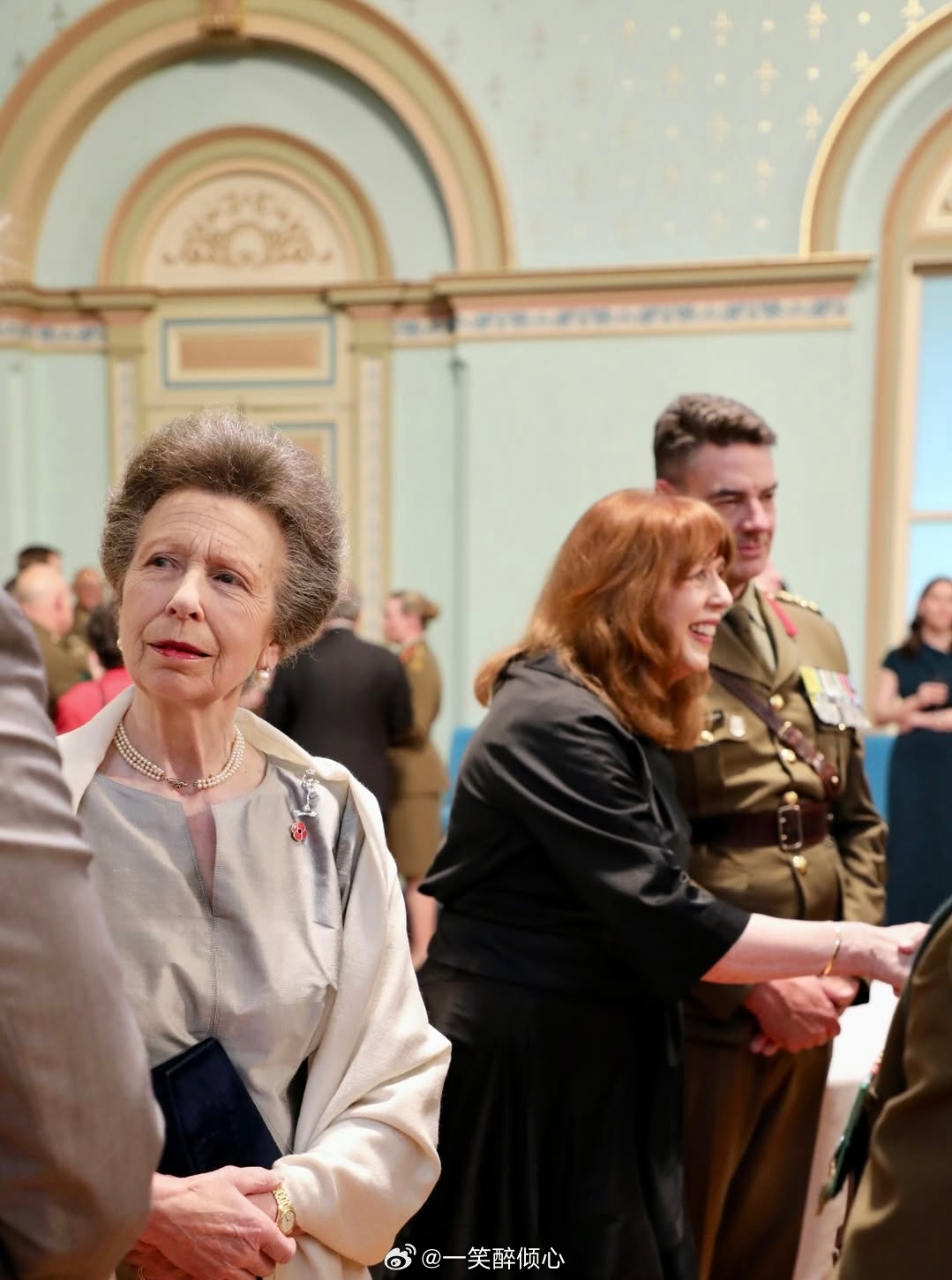 英国王室[超话]  今天安妮长公主和蒂莫西劳伦斯爵士在澳大利亚墨尔本的政府大楼出