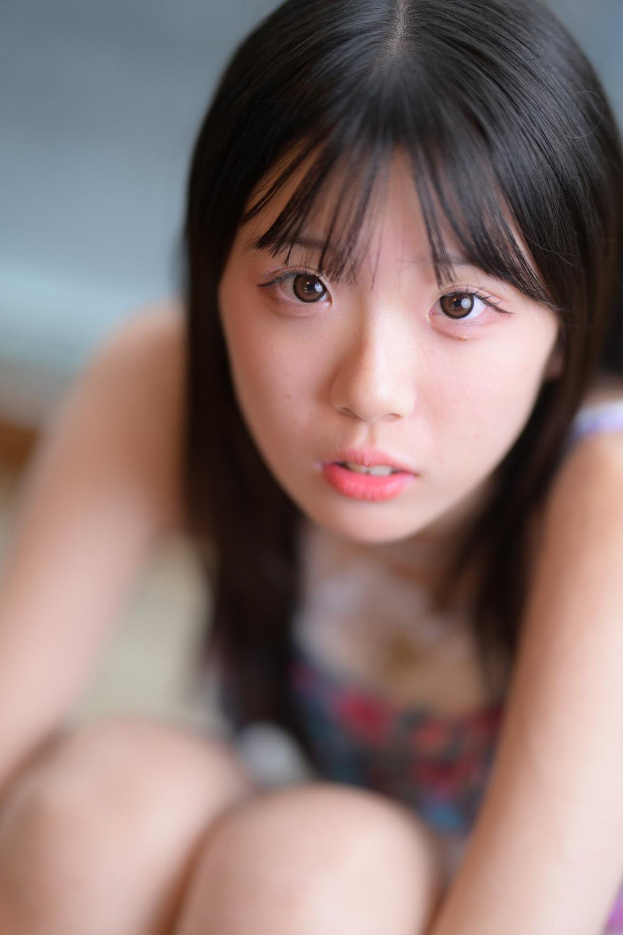 素衣坐床静，红颜笑眼凝