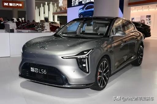 往年春节回家，抢票软件刷到手软，车站人山人海，大包小包挤得怀疑人生。今年，因为有