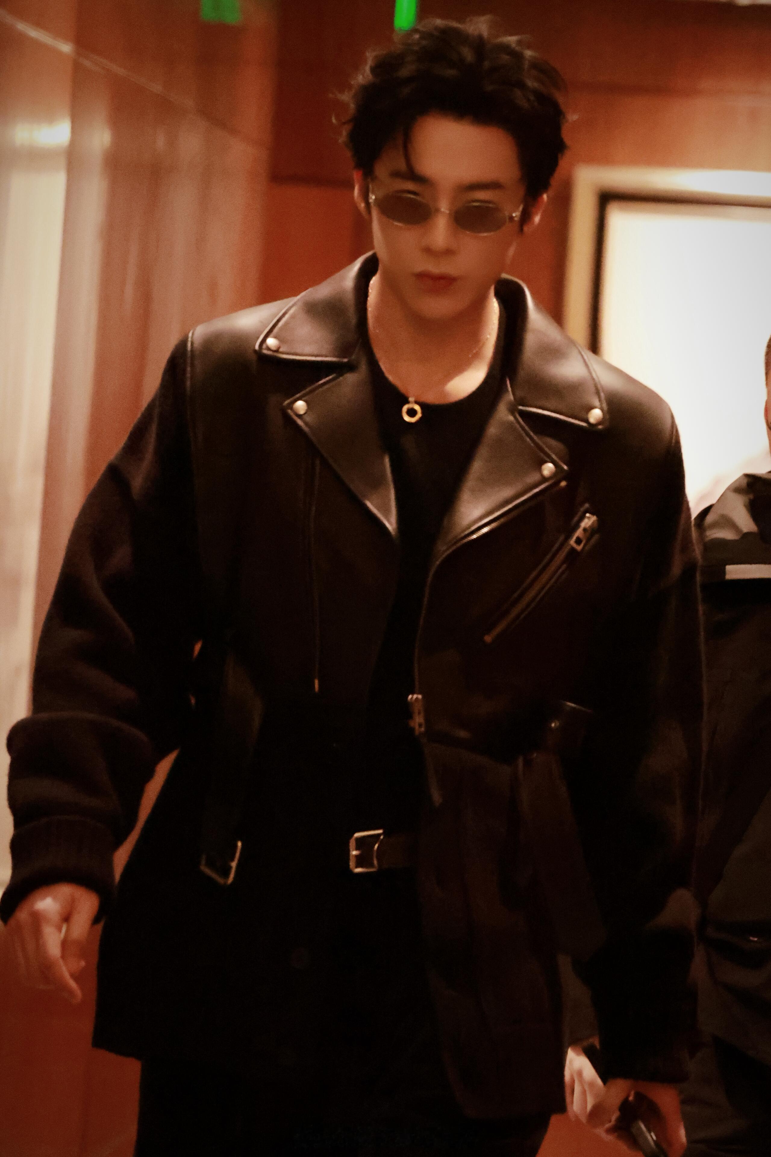 焦糖暖光配皮衣酷盖✨ 摘墨镜那下直接戳中心动点， 我的目光永远为你停留💖 | 