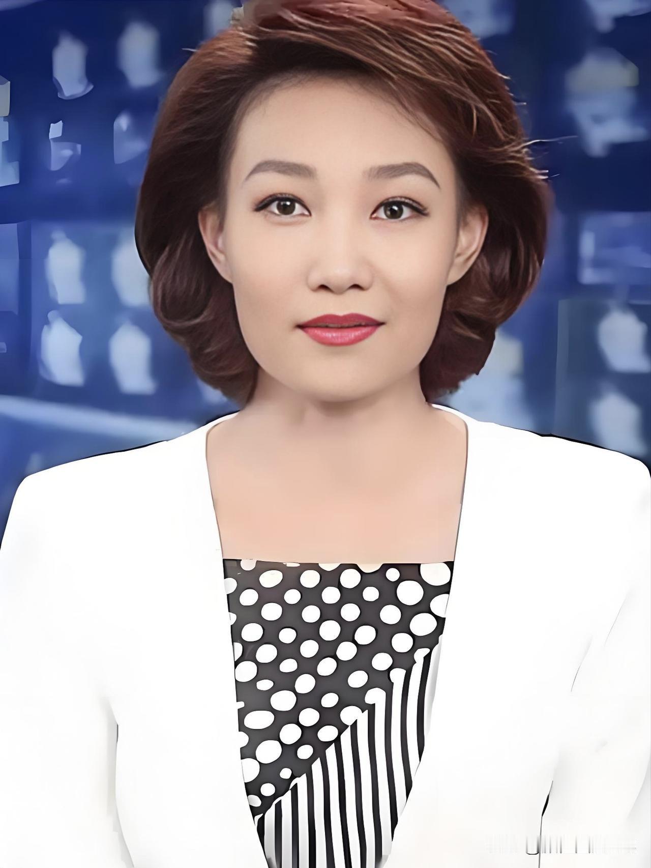 从容端庄，声线温润，以专业传递温度，用真诚诠释担当，于镜头前绽放东方气韵。能否发