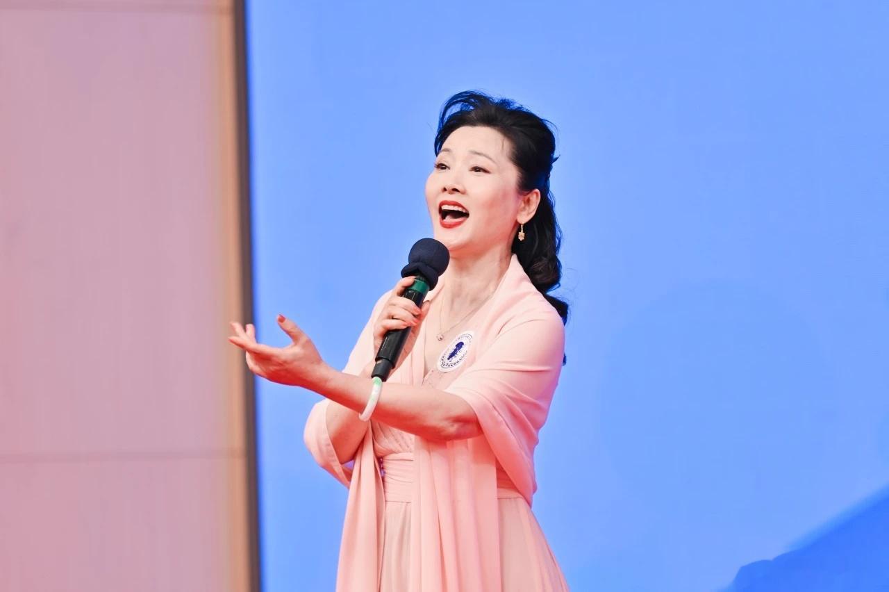 著名表演艺术家何赛飞献唱歌曲《白兰鸽》、越剧《春草闯堂》 ​​​