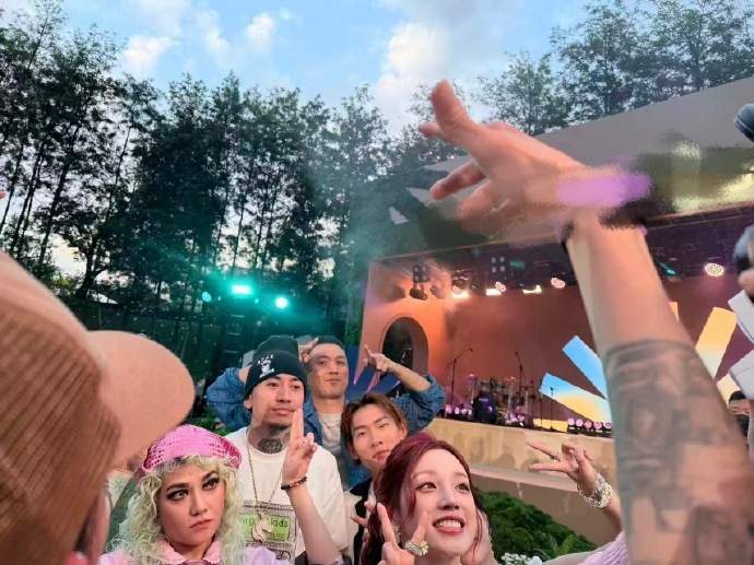 宋雨琦苏翊鸣马思唯合影 谁懂这种心动！宋雨琦苏翊鸣马思唯神仙同框，每一位都光芒四