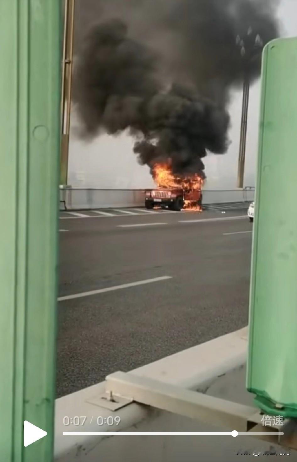 网友发视频称不知道什么情况嘉陵江5桥上一车怎么燃起来了，请大家不信谣不传谣，具体