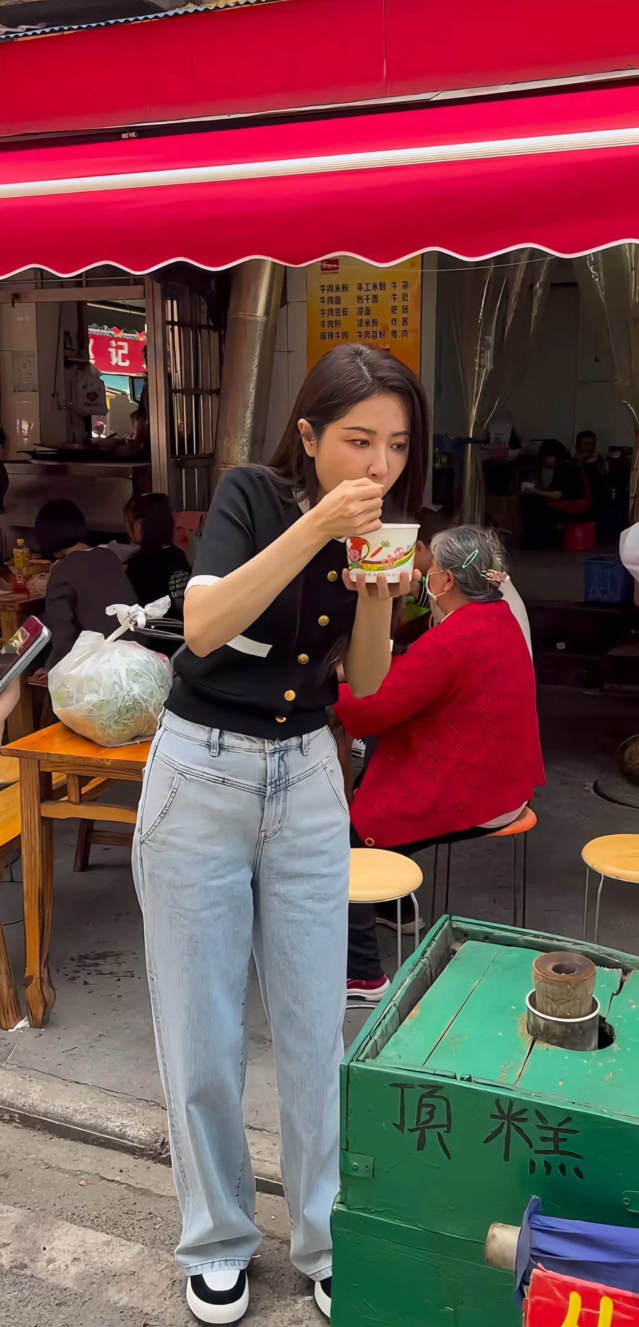 近日，曾黎现身荆州，在路边摊吃美食被偶遇的画面。

曾大美人48岁了，妥妥的“单