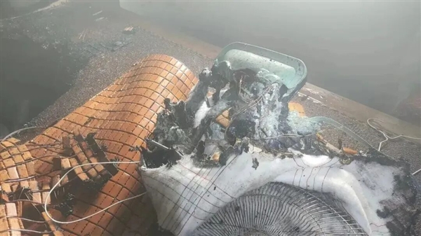 【广东一洗衣机自燃起火 网友：水火竟然相容了】大家都觉得洗衣机常年和水接触，基本