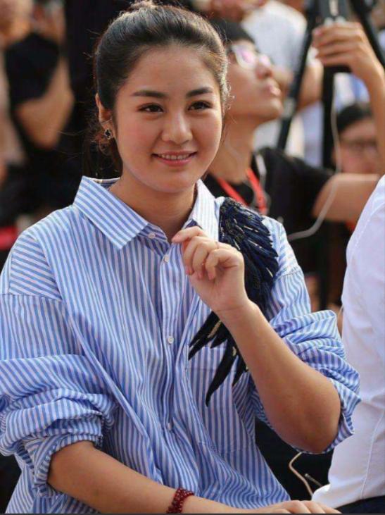 2015年，“王小蒙”不顾赵本山的挽留，执意要嫁给身价过亿的富豪，大婚当天，赵本