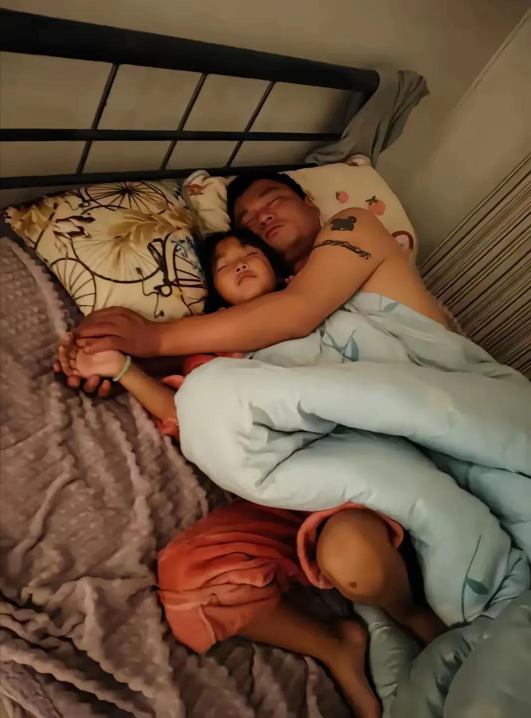 虽说是贴心小棉袄，父慈女孝，但这么大了，这样合适吗？