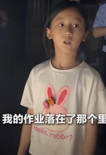 近日湖北宜昌一户居民家中突发火情，消防人员接警后迅速赶往现场处置，很快就将明火扑