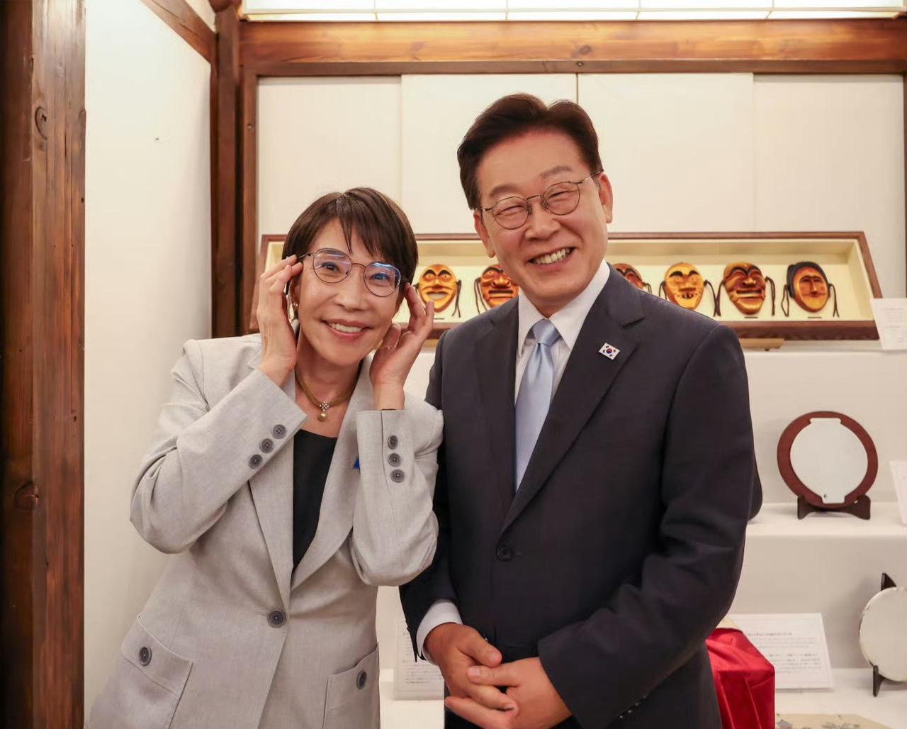 日本首相高市早苗和韩国总统李在明合影！高市向李在明赠送新眼镜框，然后把李在明的眼