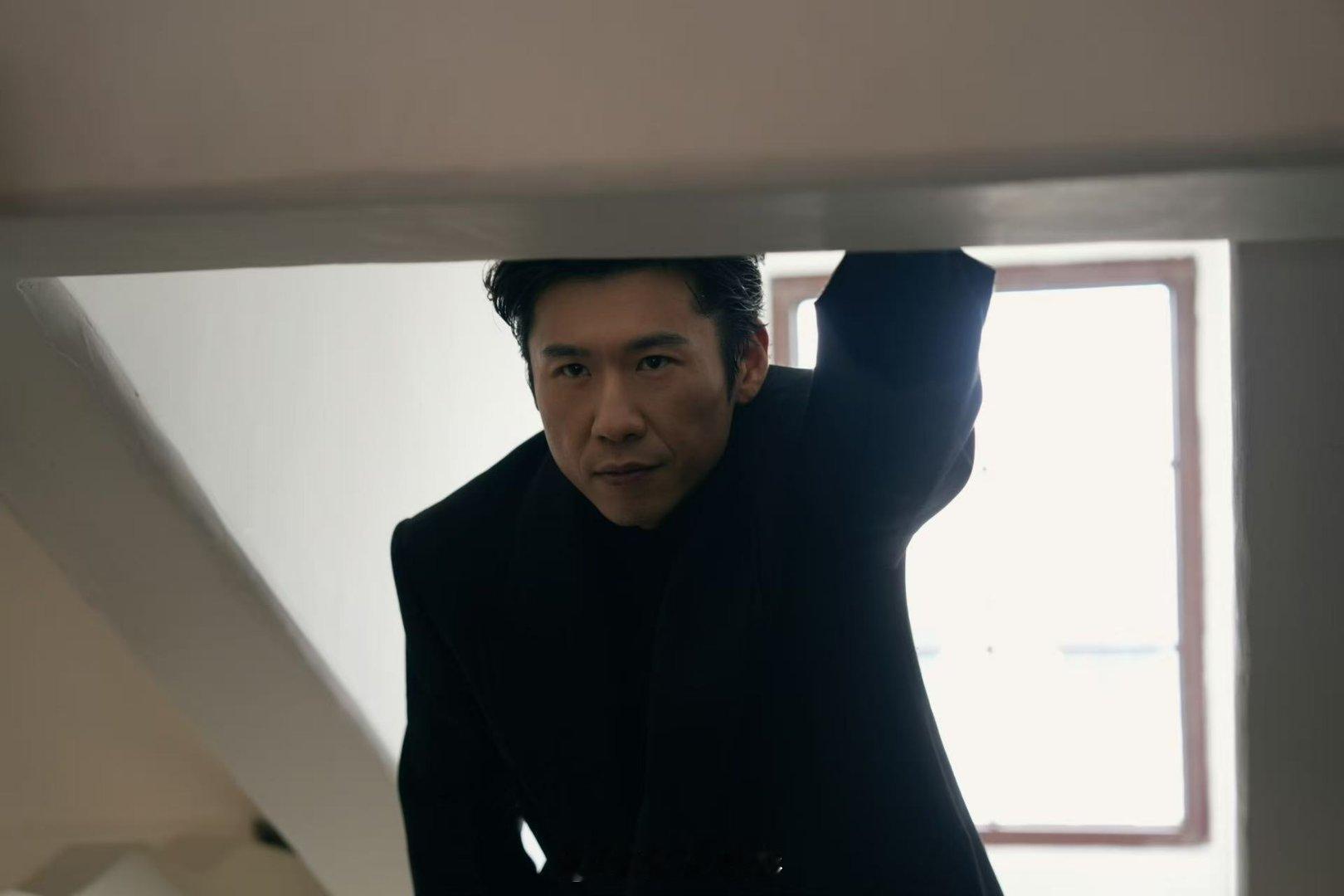 王骁新剧成都开机近日，由陈可辛执导，王骁、周迅、田壮壮等人主演的电影《明天，会更