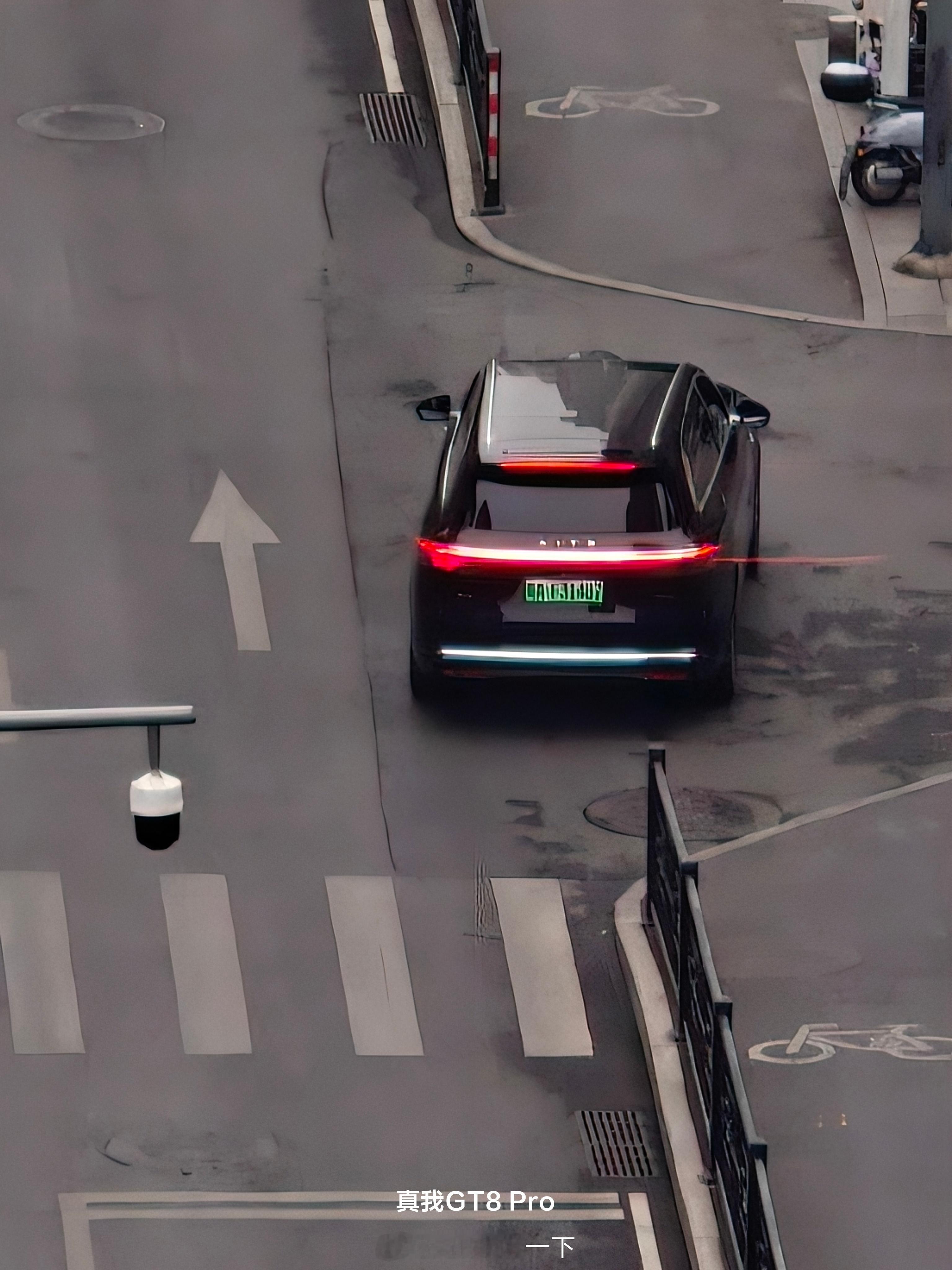楼下偶遇问界M7车友，可惜太远了，真我GT8 Pro这长焦已经尽力了，已经超过2