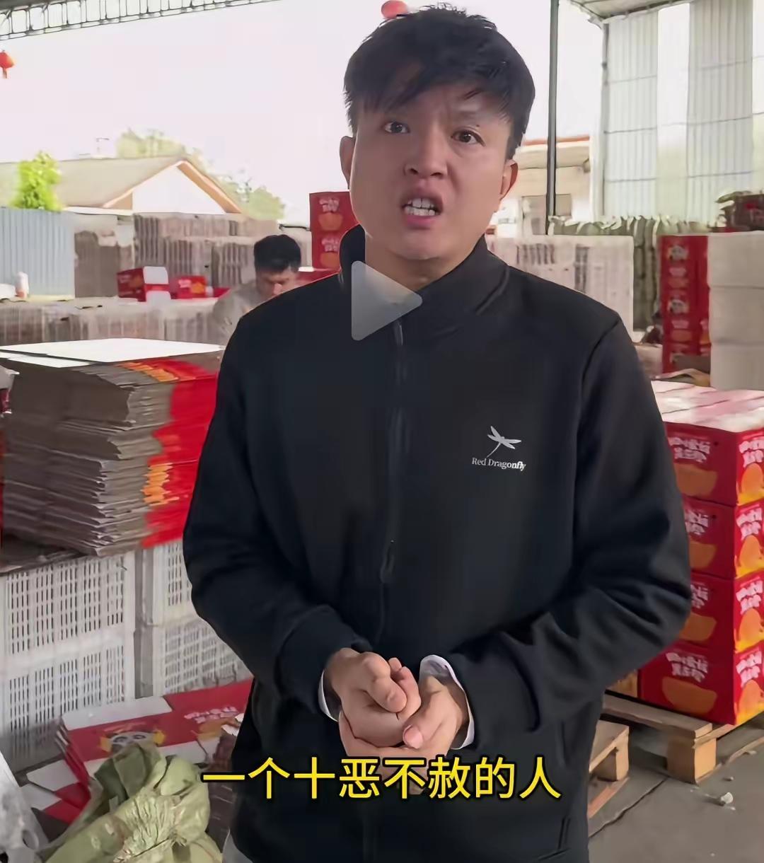 昨天小松在直播带货时，一把鼻涕一把泪的向粉丝们辩解他这次回国带货的风波。说什么越