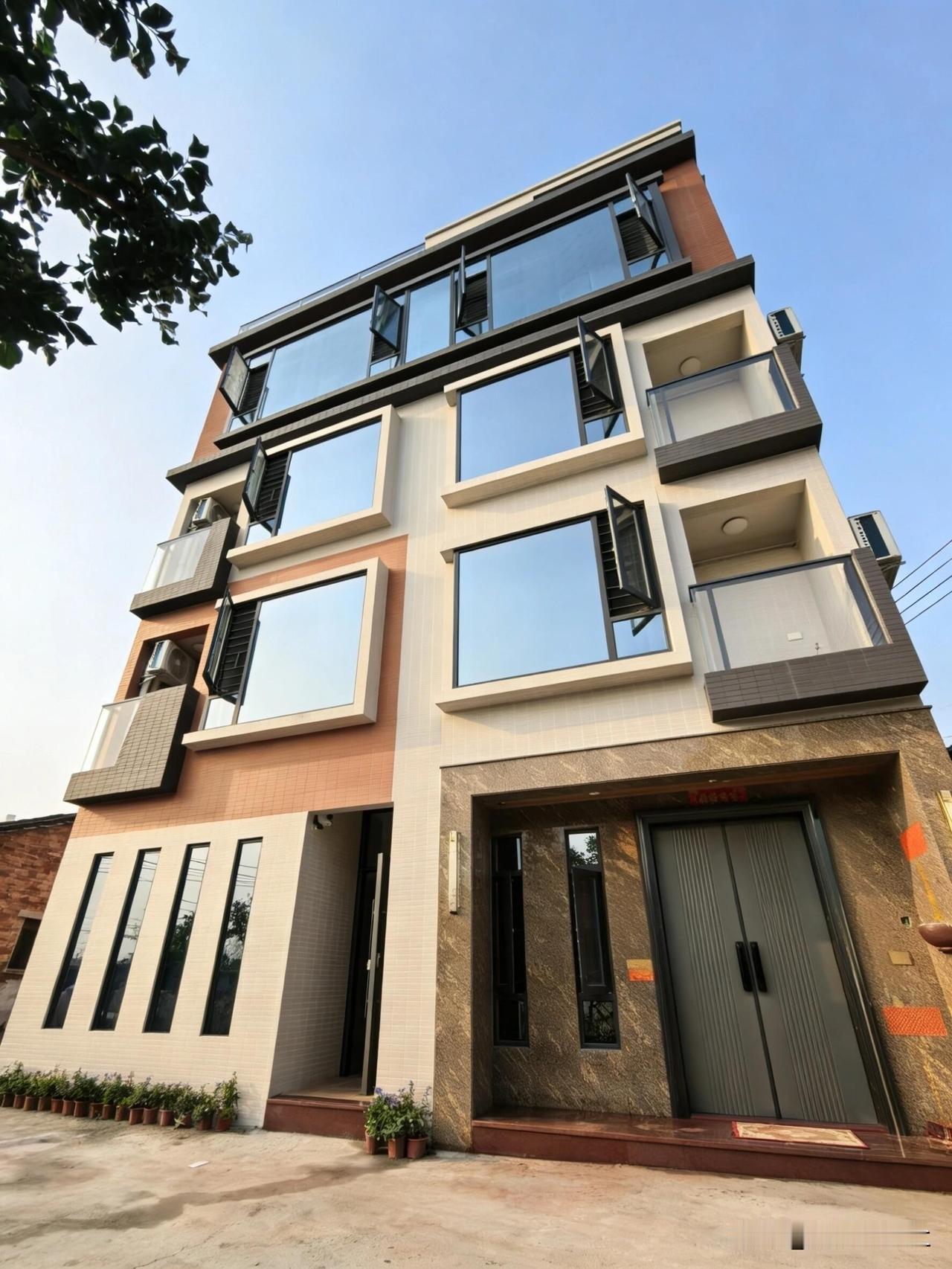外观统一，完全看不出是两栋的联排自建房！
这是由两栋联排而建的四层自建房，从外观