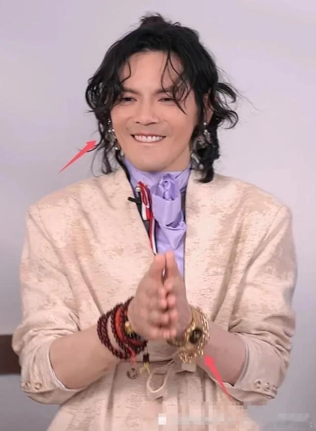 【 向佐女装直播 】 向佐穿露脐女装  11月23日晚，向佐在直播中再次换上女装