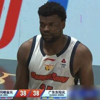 广东男篮先后签下博日奇、萨姆纳，又曝签下老人家弗格和容易受伤的阿祖布克，组成了“