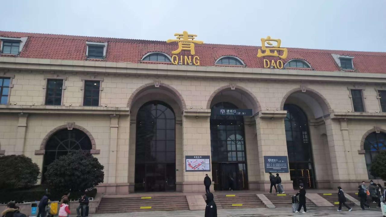 分享拍摄下的火车站这是2025年3月份带着我的小孙宝到青岛游玩回来在高铁站拍的照