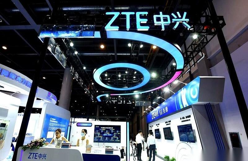 中兴突然把2025年的成绩单提前扔了出来，一瞬间，市场就炸了。
账面不好看，利润