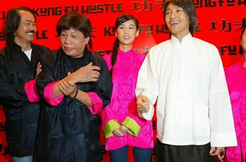 周星驰悼念梁小龙 相比让大家印象作为深刻的就是《功夫》这个作品了！当年火云邪神可