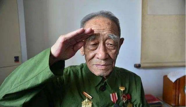 1971年，一位穿着破烂身体虚弱的老农民来到济南军区，他询问士兵道：“你们的杨司