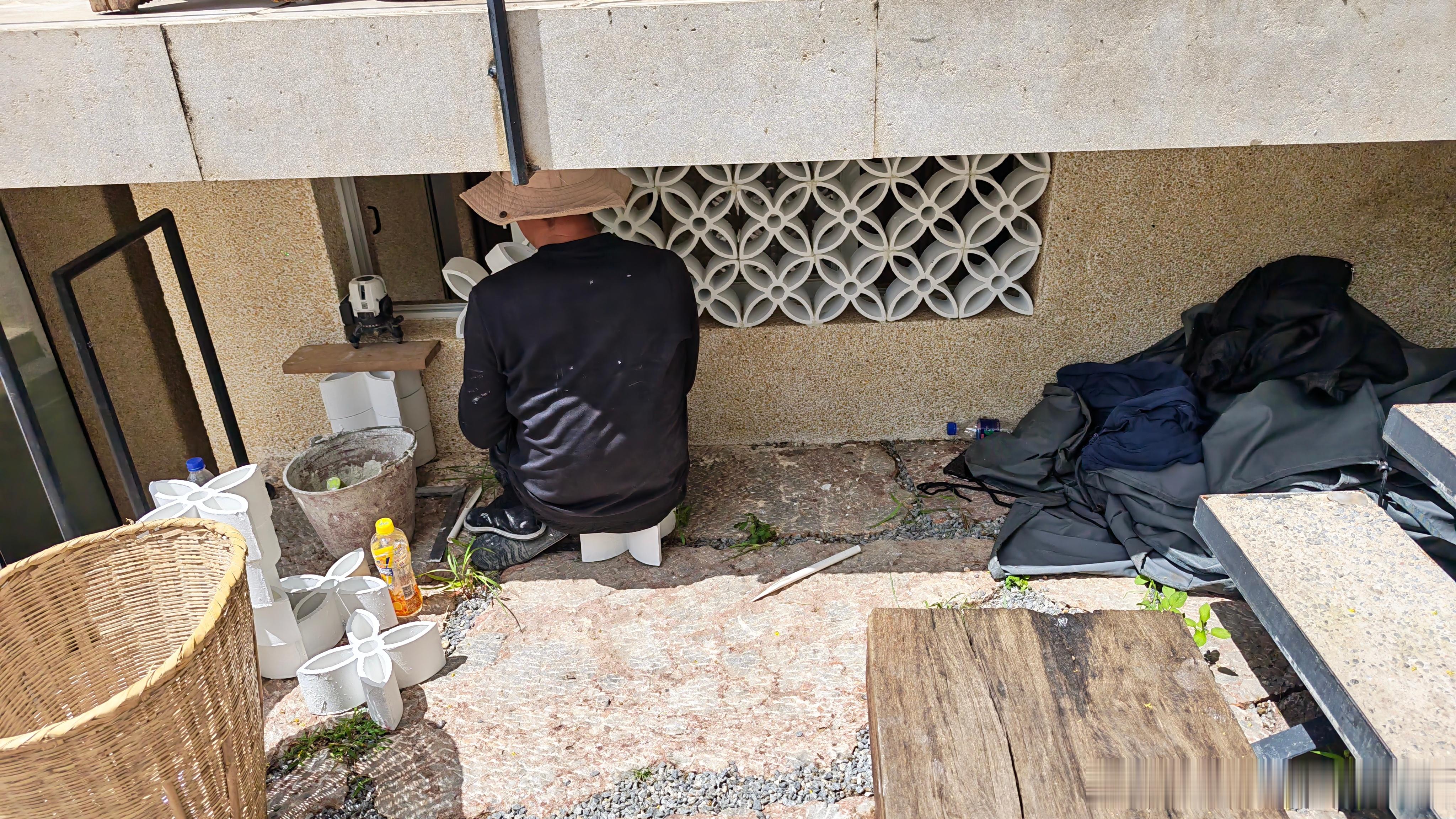 出来玩儿看到工人师傅正在安装四叶花窗，不由得想起前段时间全网热议的花纹之争。宝相
