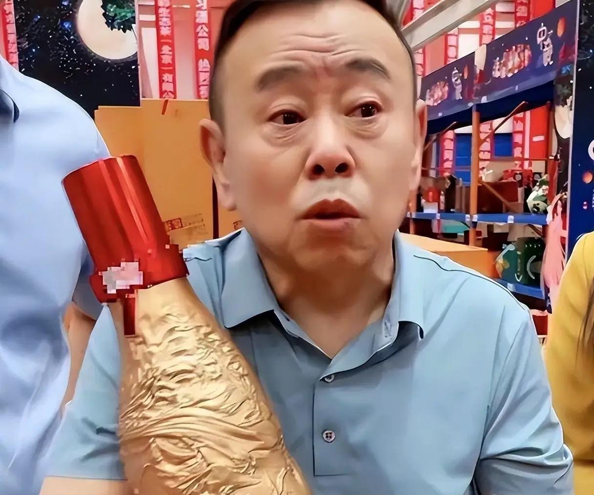 潘长江还是有钱，穿着上万元的LV板鞋，推着老爸在小区里散步赏花。他爸都93岁的高