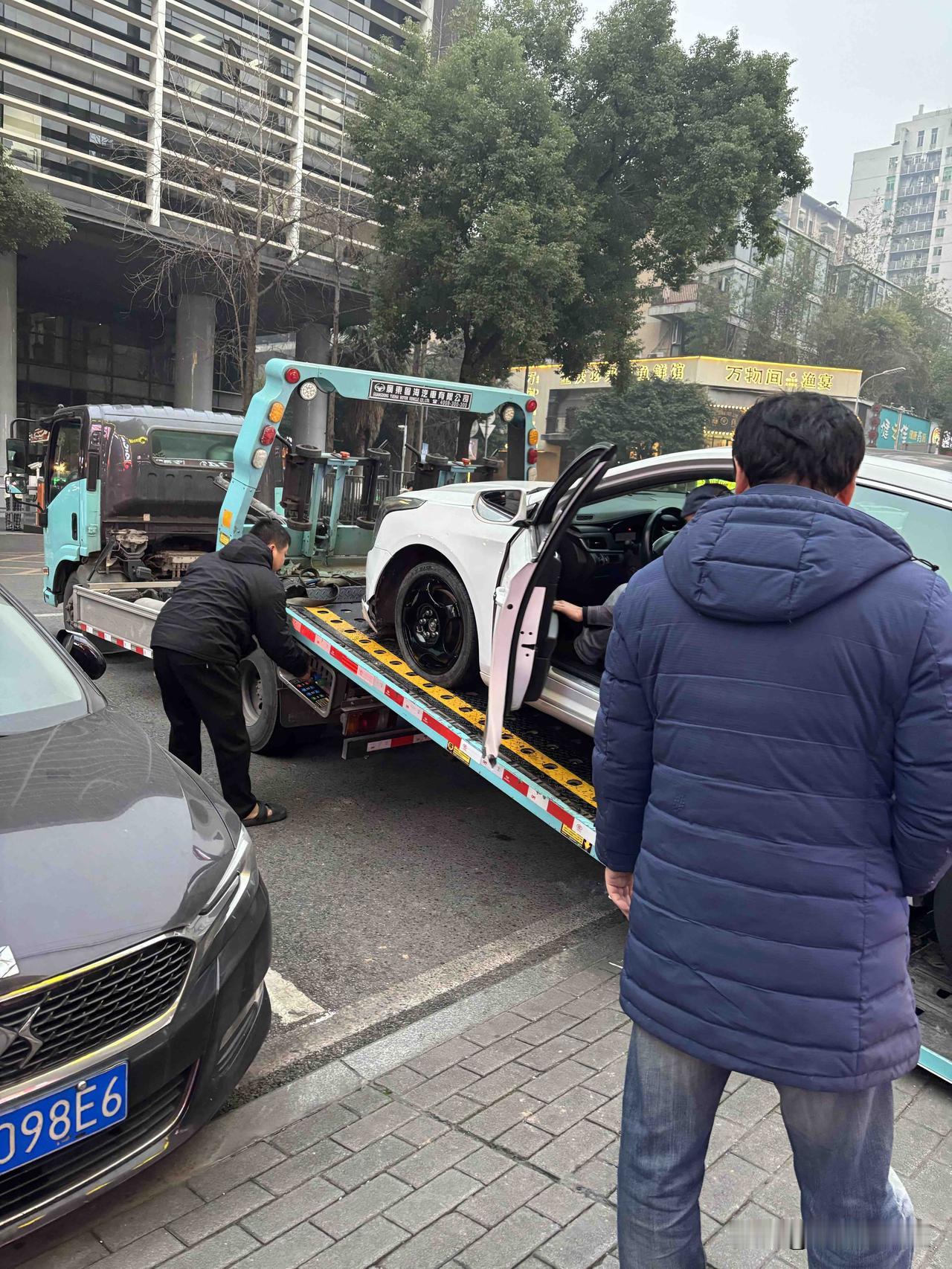 都说了不要去，偏要去，这下晓得锅儿是铁打的了
轮胎爆了，钢圈废了，保险杠破了
拉