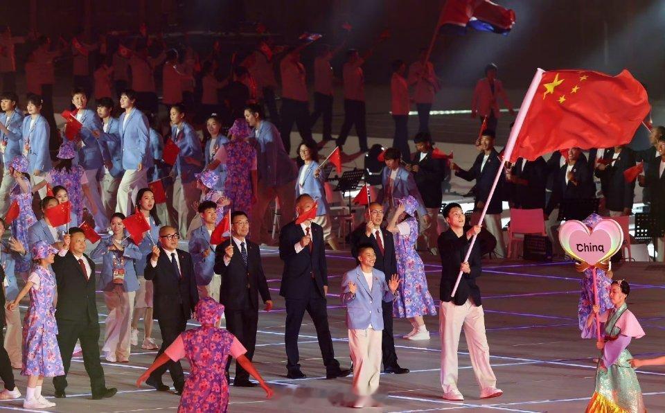 说实话也真的不太明白，日本为什么每次这种重要日子，所有的活动都是那么不伦不类，甚