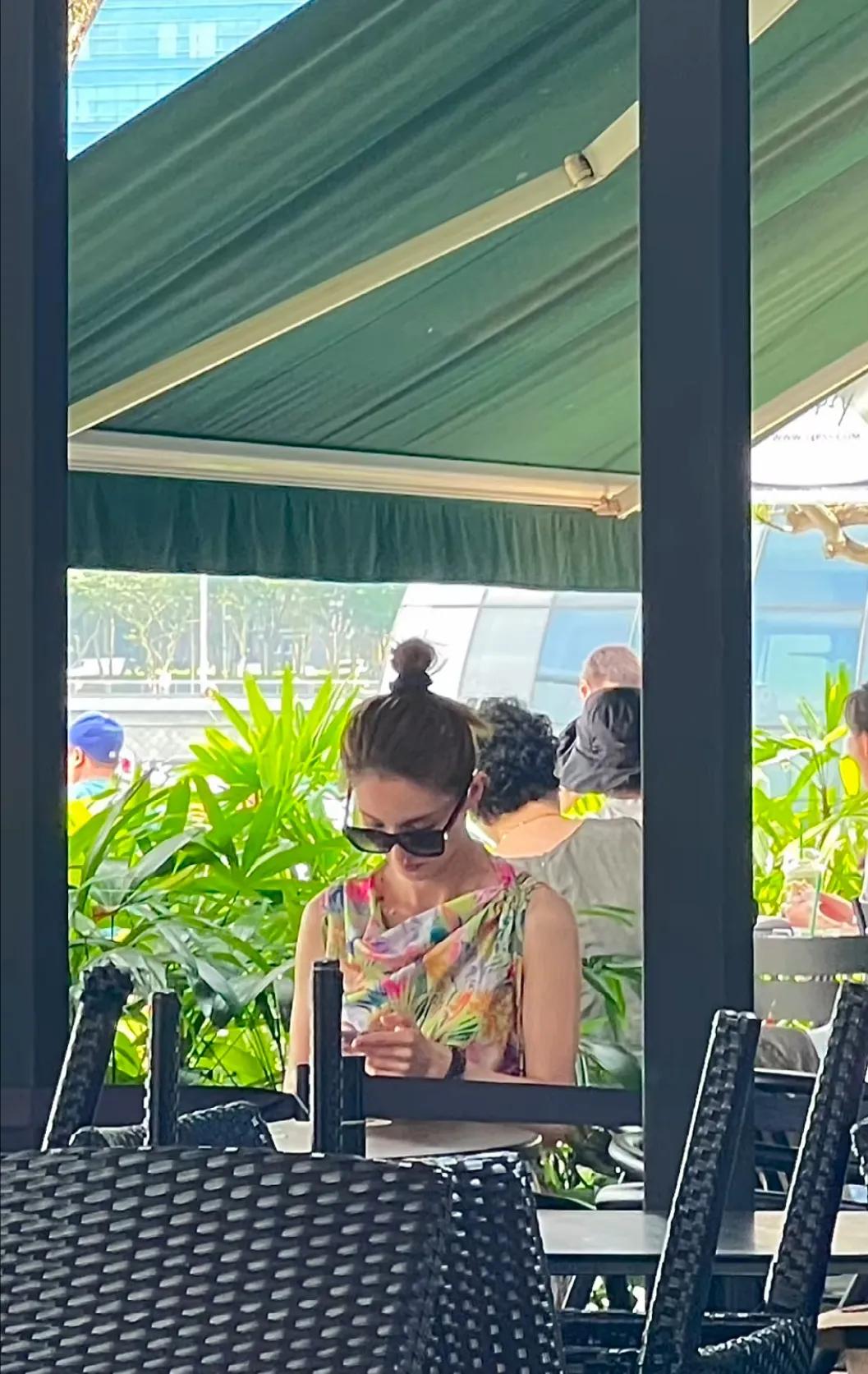 网友在新加坡一家咖啡店偶遇金晨，身材好优越的金晨，天鹅颈也太好看了，她真的好瘦特